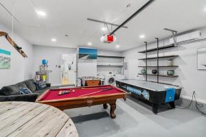 Una sala de estar con una mesa de billar. en Shipwrecked - Private Pool Home, Game Room, 5 Min to Beach, Pets OK, & More!, en Panama City Beach