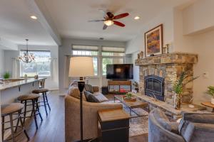 พื้นที่นั่งเล่นของ Stunning Mtn Views and Hot Tub Silverthorne Retreat