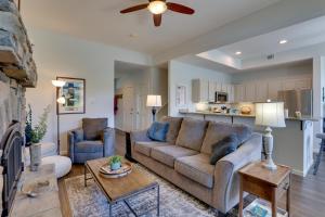 ครัวหรือมุมครัวของ Stunning Mtn Views and Hot Tub Silverthorne Retreat