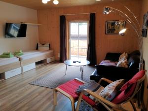 een woonkamer met een bank en een tafel bij Heidis Ferienwohnung in Linden