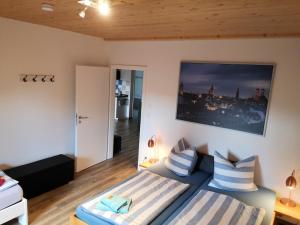 een slaapkamer met een bed en een bank in een kamer bij Heidis Ferienwohnung in Linden