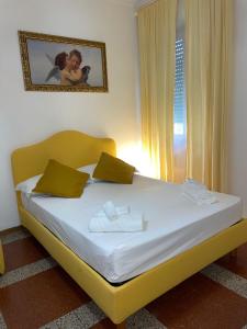 - un lit jaune dans une chambre avec fenêtre dans l'établissement Podesti 6, à Rome