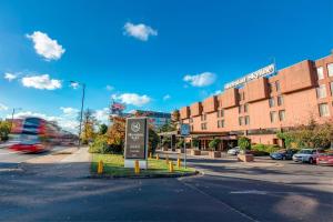 a street with a sign in front of a building at Sheraton Skyline Hotel London Heathrow in Hillingdon