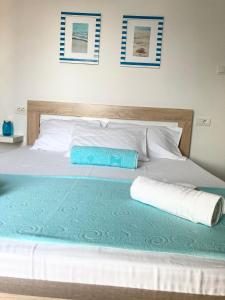 Rúm í herbergi á ORA apartments