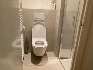 La salle de bains est pourvue de toilettes avec un couvercle. dans l'établissement Cozy Holiday home in Koudekerke Zealand, à Dishoek