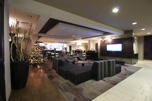een lobby met een kerstboom en een bank en stoelen bij Courtyard by Marriott Indianapolis South in Indianapolis