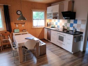 een keuken met een tafel en een tafel en stoelen bij Heidis Ferienwohnung in Linden