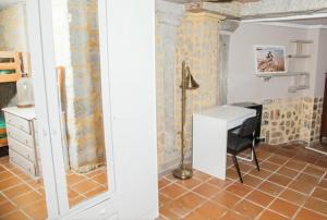 Zimmer mit einem Schreibtisch, einem Tisch und einem Stuhl in der Unterkunft Casa Donas in Gondomar