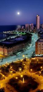 uitzicht op een stad 's nachts met verlichting bij Arena1 in Mar del Plata