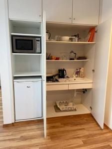 een keuken met een koelkast en een magnetron bij Privates Apartment mit Bad, Küche, Sofa & Balkon in Frankfurt am Main