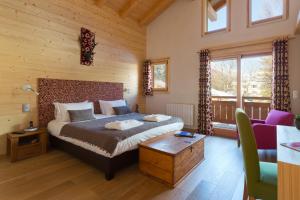 מיטה או מיטות בחדר ב-Chalet Isabelle Mountain lodge 5 star 5 bedroom en suite sauna jacuzzi