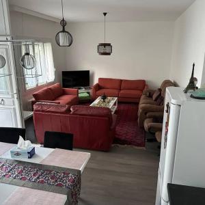 - un salon avec un canapé rouge et une télévision dans l'établissement A home away from home, à Rennes
