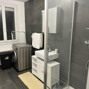 ein Bad mit einer Dusche und einem Waschbecken in der Unterkunft A home away from home in Rennes