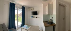 un piccolo soggiorno con divano e finestra di ORA apartments a Donji Štoj