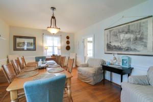 sala de estar con mesa y sillas en Historic Countryside Escape - Relax, Hike, & Fish!, en Goshen