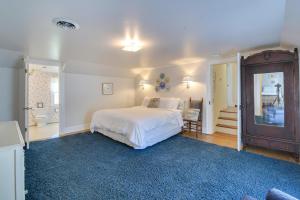 1 dormitorio con cama blanca y alfombra azul en Historic Countryside Escape - Relax, Hike, & Fish!, en Goshen