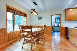 Afbeelding uit fotogalerij van Grand Blanc Rental with Gas Grill and Private Yard in Grand Blanc +18 foto's