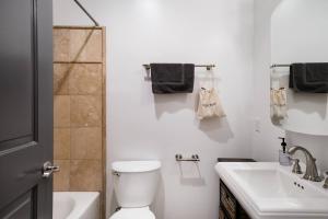ein weißes Bad mit einem WC und einem Waschbecken in der Unterkunft Loft Literally on Broadway Live Music & Bars in Nashville