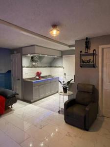 een keuken met een bank en een stoel in een kamer bij Brooklyn Luxury Spring Retreat with Private Outdoor Space in Brooklyn