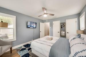 1 dormitorio con 1 cama y ventilador de techo en Gametime! Walk to Cowboys/ Rangers Stadium, en Arlington