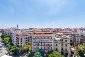 una vista aérea de una ciudad con edificios en Alcalá Street View, en Madrid