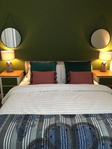Кровать или кровати в номере The Terrace Hoole, cosy modern 2 bedroom house