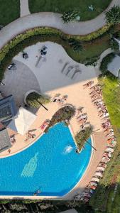 Výhled na bazén z ubytování Ultra luxurious Residence Queen sinpash nebo okolí