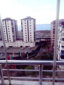 una vista da una finestra di una città con edifici di Ultra lüks eşyalı kiralık daire a Of