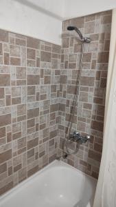 a bathroom with a shower with a white tub at Luminoso Estudio en Palermo! II in Buenos Aires +6 photos