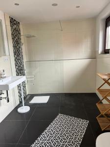 a bathroom with a sink and a shower at FMA Ferienwohnung Alfdorf in Alfdorf