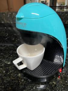 a blue appliance sitting on top of a counter at Apartamento Studio in Balneário Camboriú
