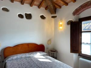 una camera con letto e finestra di Casa Al Chianti B&B a Greve in Chianti