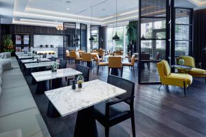 een restaurant met tafels en stoelen en een bar bij Copenhagen Marriott Hotel in Kopenhagen