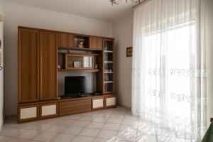 a living room with a tv and a window at Casa Vacanze Relax in Agropoli