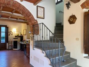 una escalera en una cocina con una pared de ladrillo en Casa Al Chianti B&B, en Greve in Chianti