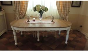 een tafel met een vaas met bloemen erop bij Guesthouse DaVinci in Lamporecchio