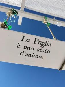 Ein Zeichen, das la pushita liest, ein zweistelliges Anime in der Unterkunft Domus Santi Medici Affittacamere in Massafra