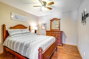 Ліжко або ліжка в номері Murphysboro Retreat with Deck Near Kinkaid Lake!