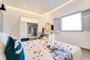 Postel nebo postele na pokoji v ubytování Tiara Suites Santorini