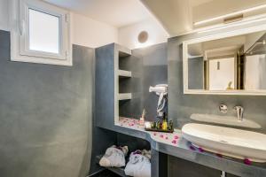 Koupelna v ubytování Tiara Suites Santorini