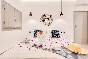 Postel nebo postele na pokoji v ubytování Tiara Suites Santorini