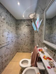 La salle de bains est pourvue de toilettes et d'un lavabo. dans l'établissement Dar Baddi, à Marrakech