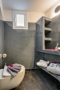 Koupelna v ubytování Tiara Suites Santorini