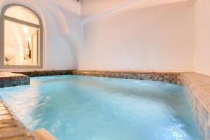 Bazén v ubytování Tiara Suites Santorini nebo v jeho okolí