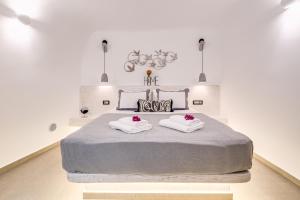Postel nebo postele na pokoji v ubytování Tiara Suites Santorini