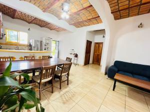 une salle à manger avec une table et un canapé bleu dans l'établissement Casa San Marcos, à Lo de Marcos