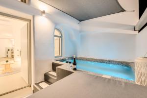 Bazén v ubytování Tiara Suites Santorini nebo v jeho okolí