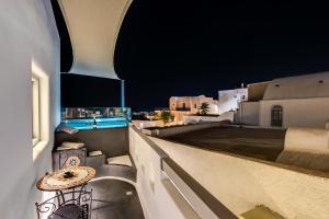 Bazén v ubytování Tiara Suites Santorini nebo v jeho okolí