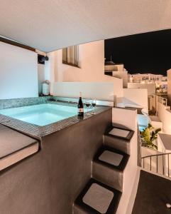 Bazén v ubytování Tiara Suites Santorini nebo v jeho okolí