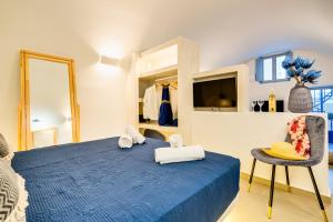 Postel nebo postele na pokoji v ubytování Tiara Suites Santorini